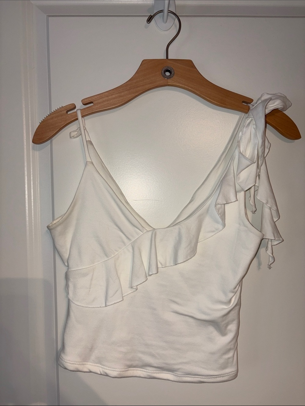 gaze White Ruffle One-Shoulder Camisole